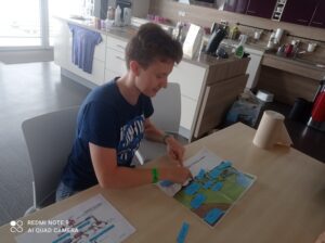 Fanny en train de faire l'animation sur la pollution de l'eau