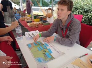 Fanny expliquant le cycle de l'eau urbain